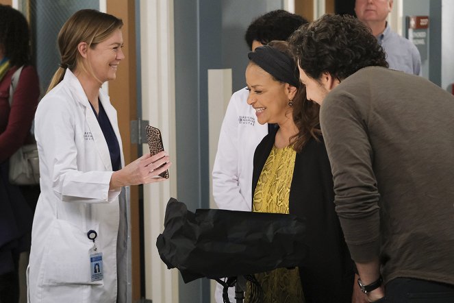 Anatomía de Grey - Season 16 - Put on a Happy Face - Del rodaje - Ellen Pompeo, Debbie Allen