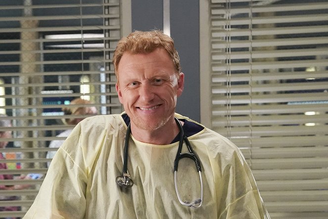 Grey's Anatomy - Season 16 - Put on a Happy Face - Van de set - Kevin McKidd