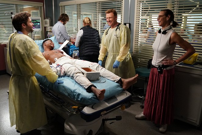 Grey's Anatomy - Season 16 - Put on a Happy Face - Van de set - Kevin McKidd, Deborah Pratt