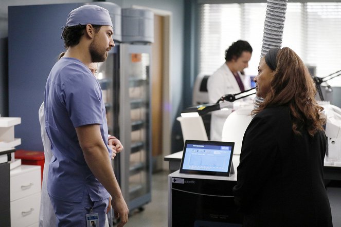 Grey's Anatomy - Die jungen Ärzte - Season 16 - Gute Miene, böses Spiel - Filmfotos - Giacomo Gianniotti, Debbie Allen