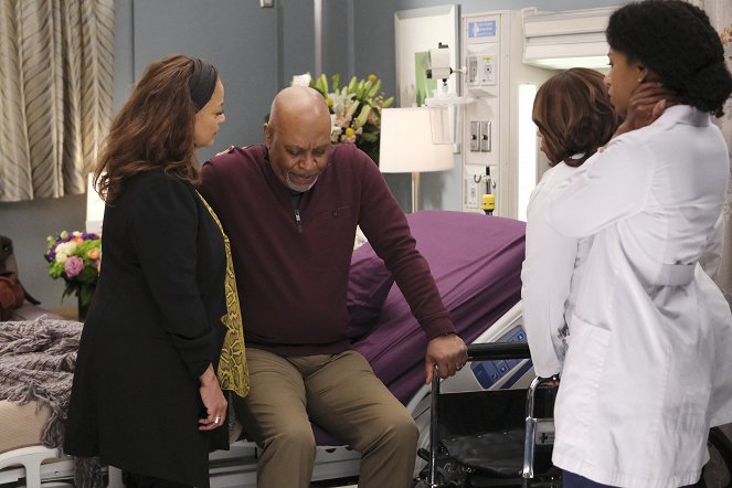 Grey's Anatomy - Die jungen Ärzte - Season 16 - Gute Miene, böses Spiel - Filmfotos - Debbie Allen, James Pickens Jr.