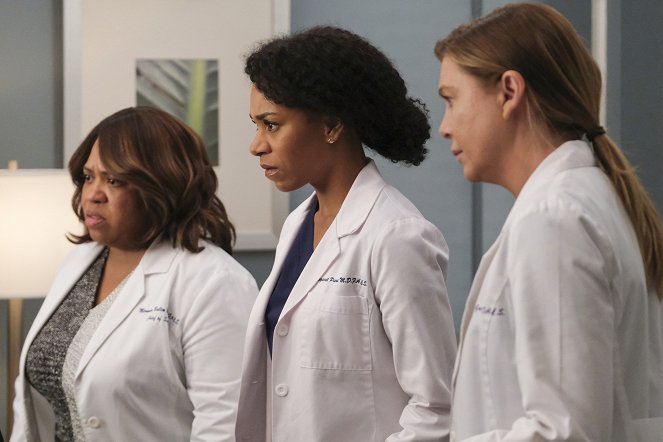 Grey's Anatomy - Put on a Happy Face - Photos - Debbie Allen, Kelly McCreary, Ellen Pompeo