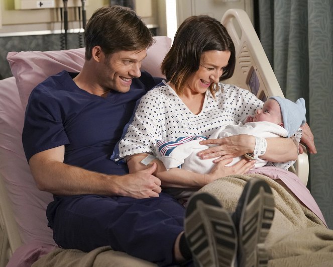Grey's Anatomy - Put on a Happy Face - Photos - Chris Carmack, Caterina Scorsone