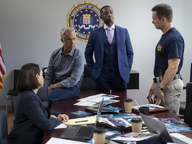 Bosch - Good People on Both Sides - Photos - Titus Welliver, Jamie Hector, Carter MacIntyre