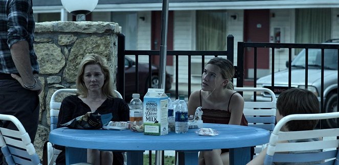 Ozark - Le Blue Cat - Film - Laura Linney, Sofia Hublitz