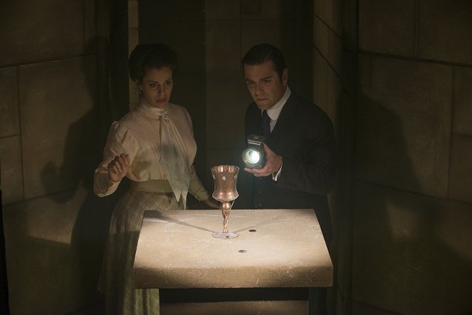 Murdoch Mysteries - Murdoch and the Temple of Death - Do filme - Athena Karkanis, Yannick Bisson