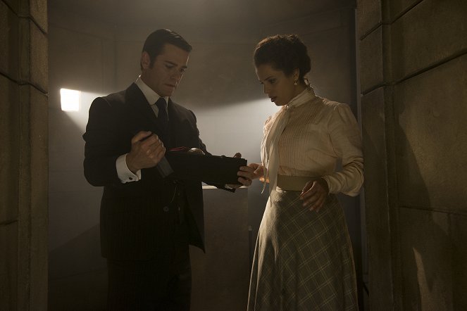 Murdoch Mysteries - Murdoch and the Temple of Death - Filmfotos - Yannick Bisson, Athena Karkanis