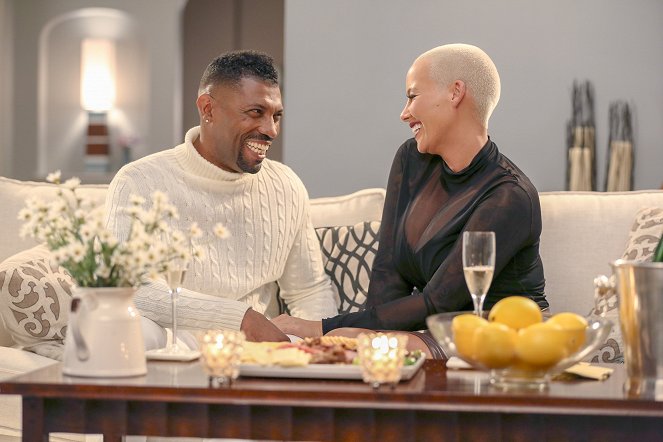 Black-ish - Season 2 - Charlie in Charge - Photos - Deon Cole