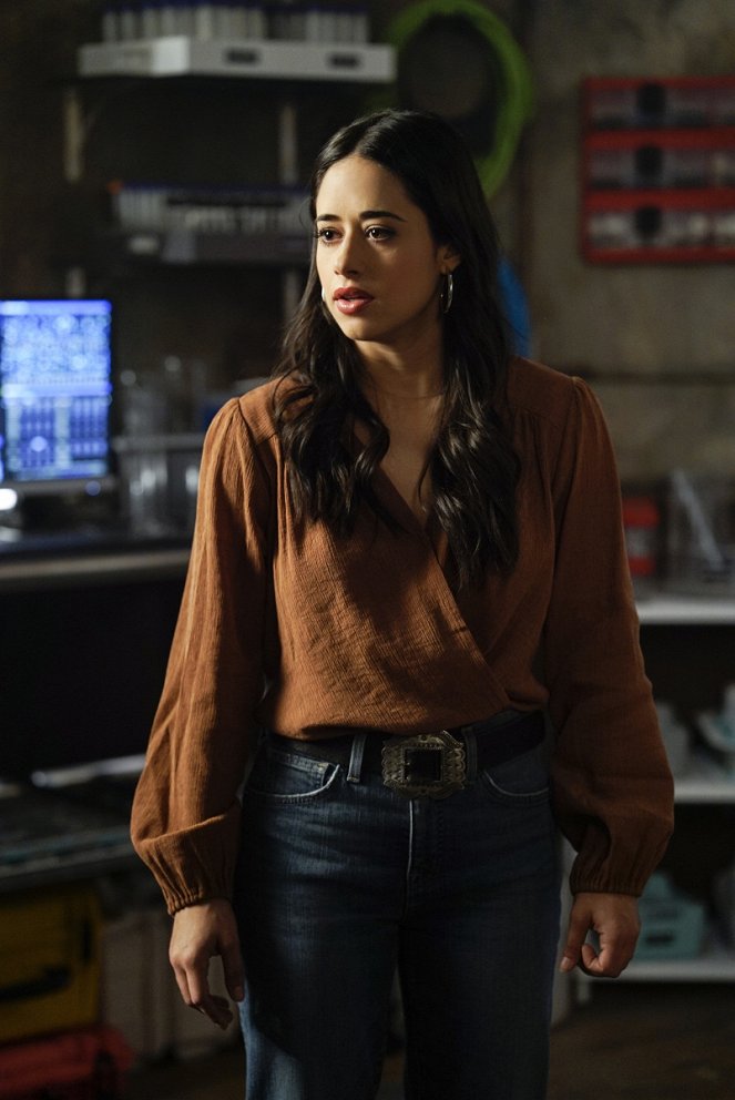 Roswell, New Mexico - Season 2 - I'll Stand by You - Photos - Jeanine Mason