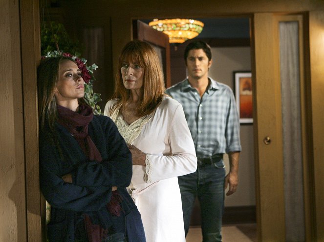 Ghost Whisperer - Threshold - Photos - Jennifer Love Hewitt, Joanna Cassidy