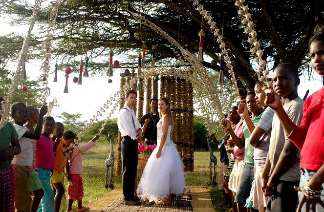 Menyasszonyi ruhában Afrikán keresztül - Filmfotók - Stephan Luca, Wolke Hegenbarth