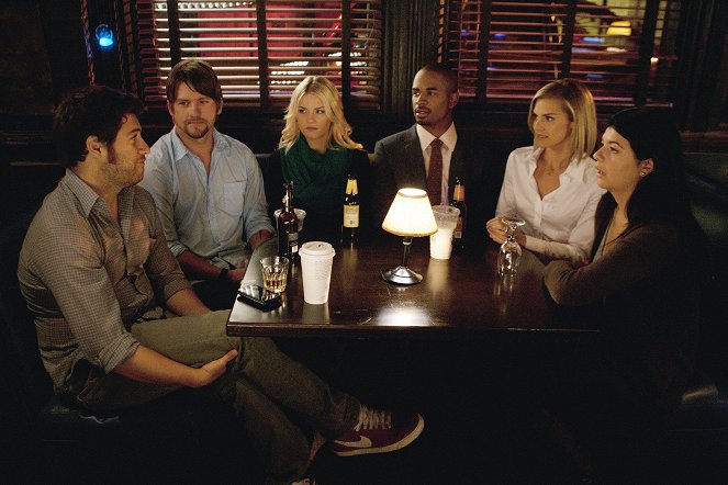 Happy Endings - Season 2 - The Code War - Filmfotos