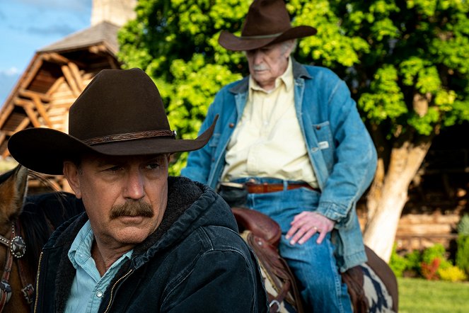 Yellowstone - Season 2 - Z filmu - Kevin Costner, Dabney Coleman