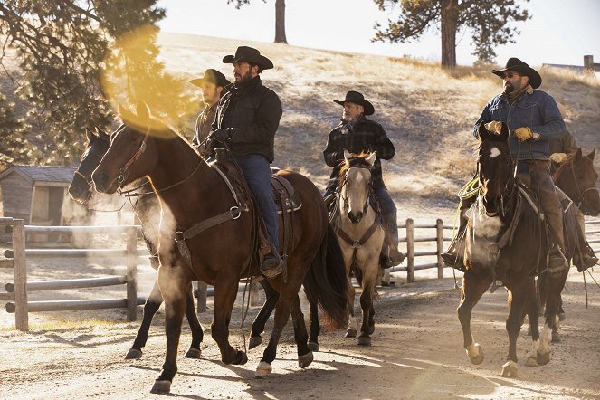 Yellowstone - Season 2 - V pondělí nepřátelé - Z filmu - Luke Grimes, Cole Hauser, Forrie J. Smith