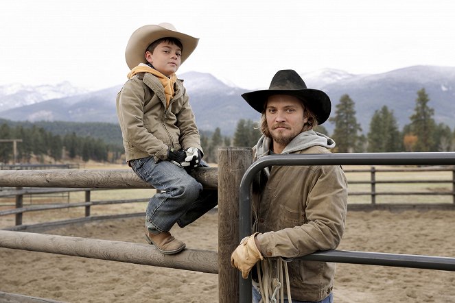 Yellowstone - Season 2 - Hinter uns nur Grau - Werbefoto - Brecken Merrill, Luke Grimes