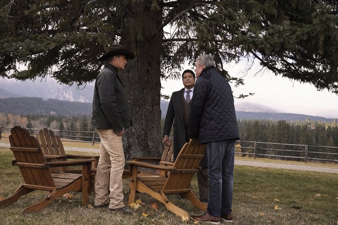 Yellowstone - Behind Us Only Grey - Photos - Kevin Costner, Gil Birmingham
