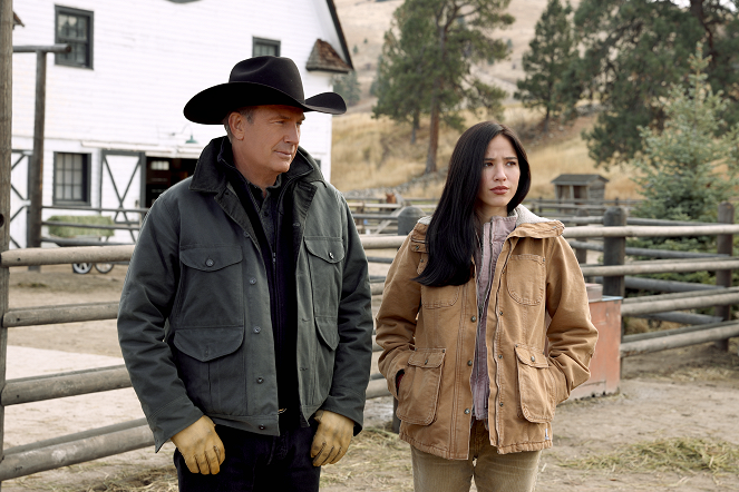 Yellowstone - Season 2 - Photos - Kevin Costner, Kelsey Asbille