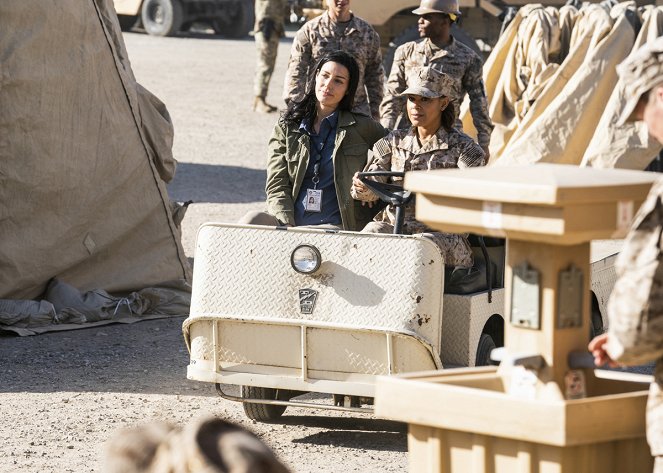 SEAL Team - Season 3 - Edge of Nowhere - Photos - Jessica Paré, Toni Trucks