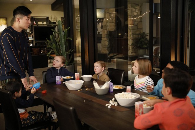 Single Parents - Season 2 - A Night in Camarillo - Photos - Jake Choi, Ella Allan, Mia Allan, Marlow Barkley