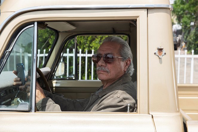 Mayans M.C. - Korrupte Cops - Filmfotos - Edward James Olmos