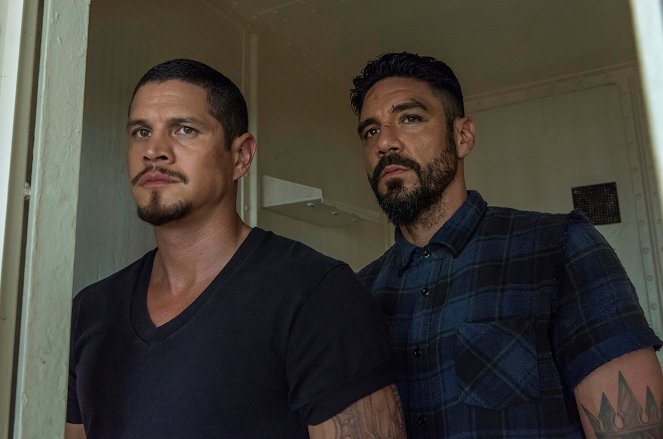 Mayans M.C. - Serpiente/Chikchan - Van film - JD Pardo, Clayton Cardenas