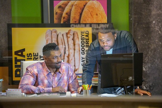 Black-ish - Season 2 - Man at Work - Kuvat elokuvasta - Deon Cole, Anthony Anderson