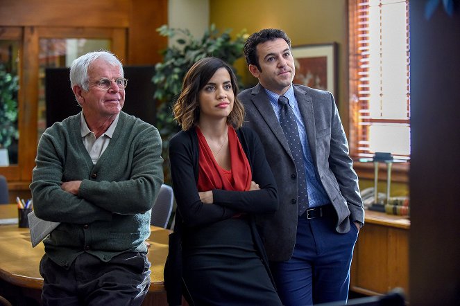 The Grinder - From the Ashes - Photos - William Devane, Natalie Morales, Fred Savage