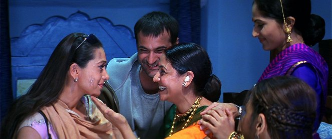 Shakthi: The Power - Van film - Karisma Kapoor