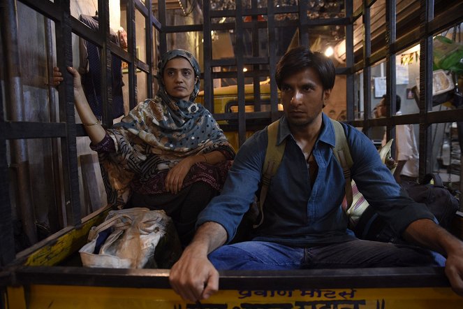 Gully Boy - Van film - Amruta Subhash, Ranveer Singh