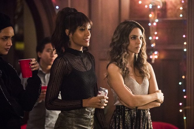 Legends of Tomorrow - Freaks and Greeks - Photos - Maisie Richardson-Sellers, Tala Ashe