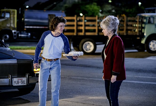 Young Sheldon - A Secret Letter and a Lowly Disc of Processed Meat - Van film - Montana Jordan, Annie Potts