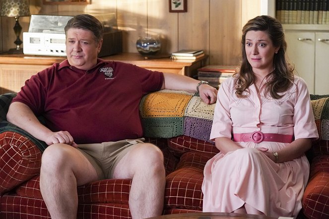 Young Sheldon - A Secret Letter and a Lowly Disc of Processed Meat - Photos - Lance Barber, Zoe Perry