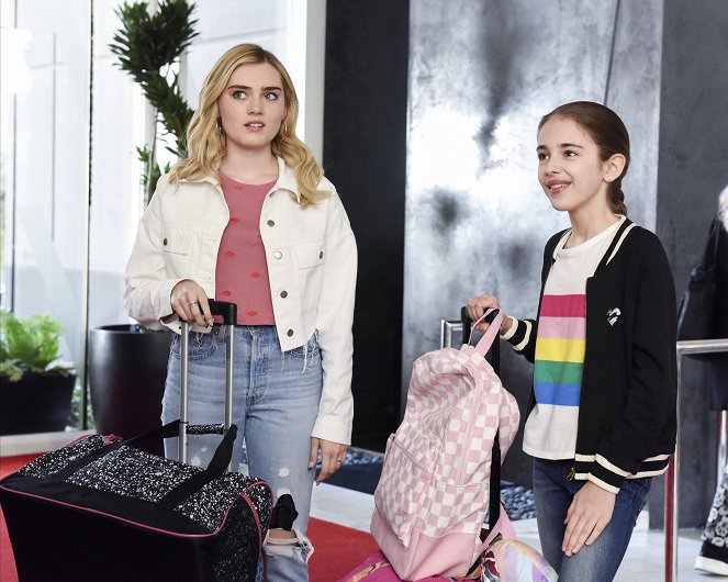 American Housewife - Season 4 - Vacation! - Photos - Meg Donnelly, Julia Butters