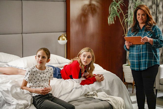 American Housewife - Season 4 - Vacation! - Photos - Julia Butters, Meg Donnelly, Katy Mixon