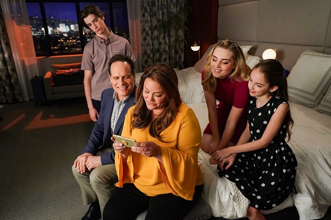 American Housewife - Season 4 - Hollywood! - Filmfotos - Daniel DiMaggio, Diedrich Bader, Katy Mixon, Meg Donnelly, Julia Butters