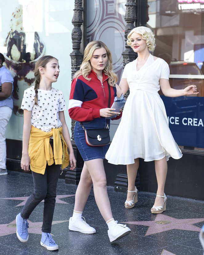 American Housewife - Vacation! - Photos - Julia Butters, Meg Donnelly