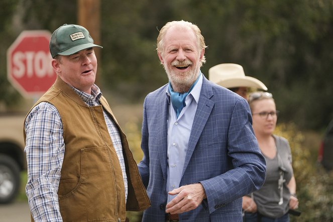 Bless This Mess - La Saison des tornades : Deuxième partie - Tournage - David Koechner, Ed Begley Jr.