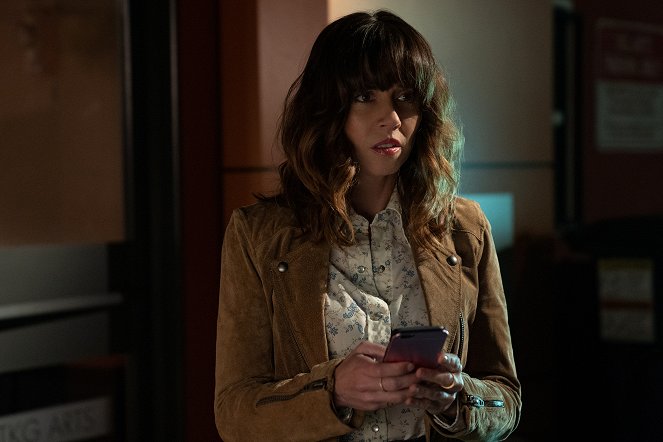 Dead to Me - Season 2 - You Know What You Did - Photos - Linda Cardellini