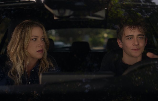Dead to Me - Season 2 - You Know What You Did - Photos - Christina Applegate, Sam McCarthy