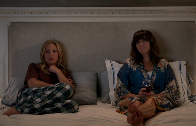 Dead to Me - You Know What You Did - Photos - Christina Applegate, Linda Cardellini