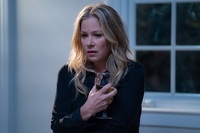 Dead to Me - Where Have You Been - Photos - Christina Applegate