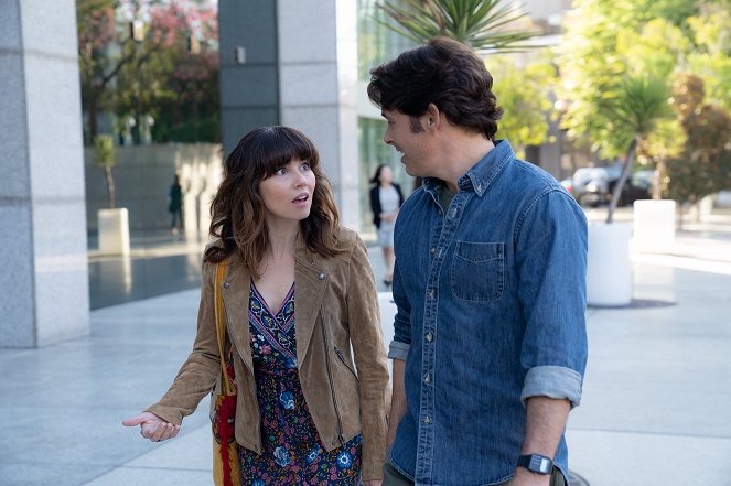 Dead to Me - Where Have You Been - Photos - Linda Cardellini, James Marsden