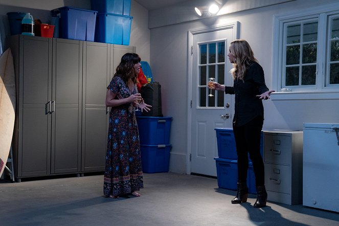 Dead to Me - Where Have You Been - Photos - Linda Cardellini, Christina Applegate