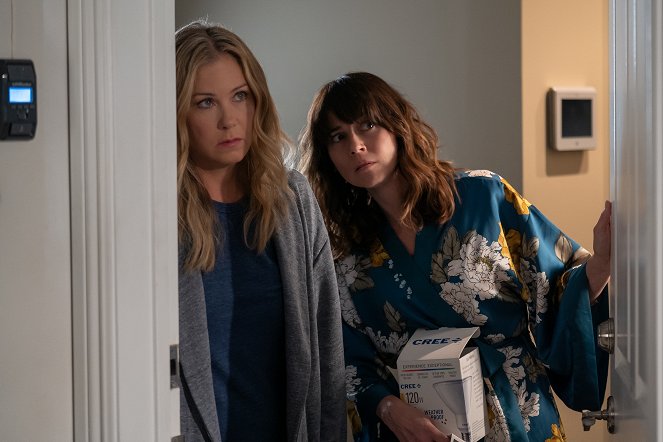 Dead to Me - You Can't Live Like This - Photos - Christina Applegate, Linda Cardellini