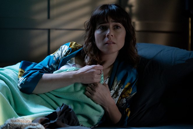 Dead to Me - You Can't Live Like This - Photos - Linda Cardellini