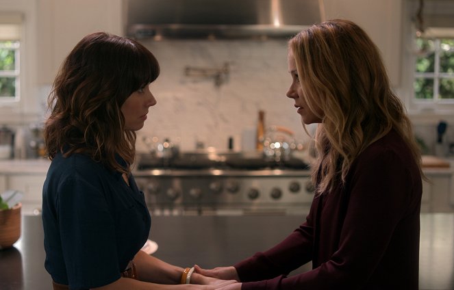 Dead to Me - Season 2 - You Can't Live Like This - Photos - Linda Cardellini, Christina Applegate