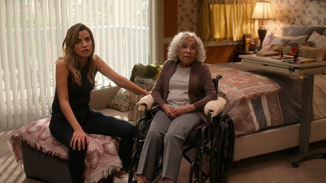 Dead to Me - Season 2 - You Can't Live Like This - Photos - Natalie Morales, Renee Victor