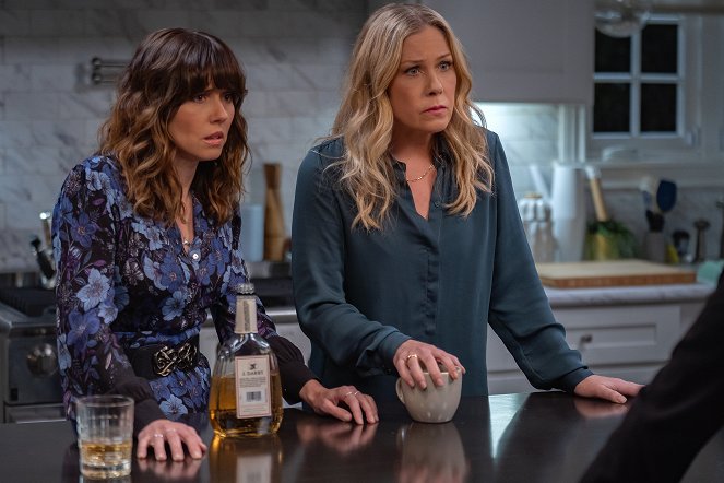 Dead to Me - It Had to Be You - Photos - Linda Cardellini, Christina Applegate