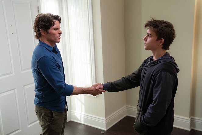 Dead to Me - Season 2 - It's Not You, It's Me - Photos - James Marsden, Sam McCarthy