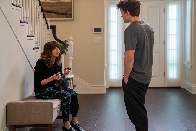Dead to Me - Where Do We Go from Here - Photos - Linda Cardellini, Sam McCarthy